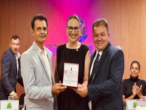 Câmara de Vereadores realiza Sessão Solene e entrega a comenda "Flor das Aroeiras" em homenagem às mulheres