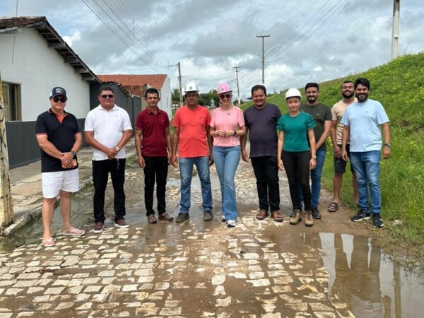 Prefeita Denise Bayma vistoria área com alagamento e determina estudos para solução em trecho da Rua da Escadaria