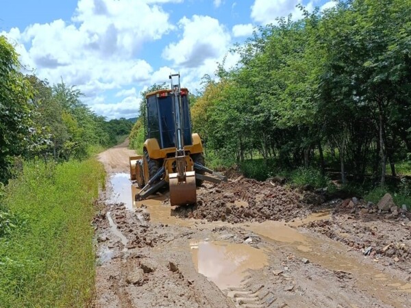 Gestão municipal intensifica recuperação de estradas vicinais e garante mobilidade na zona rural